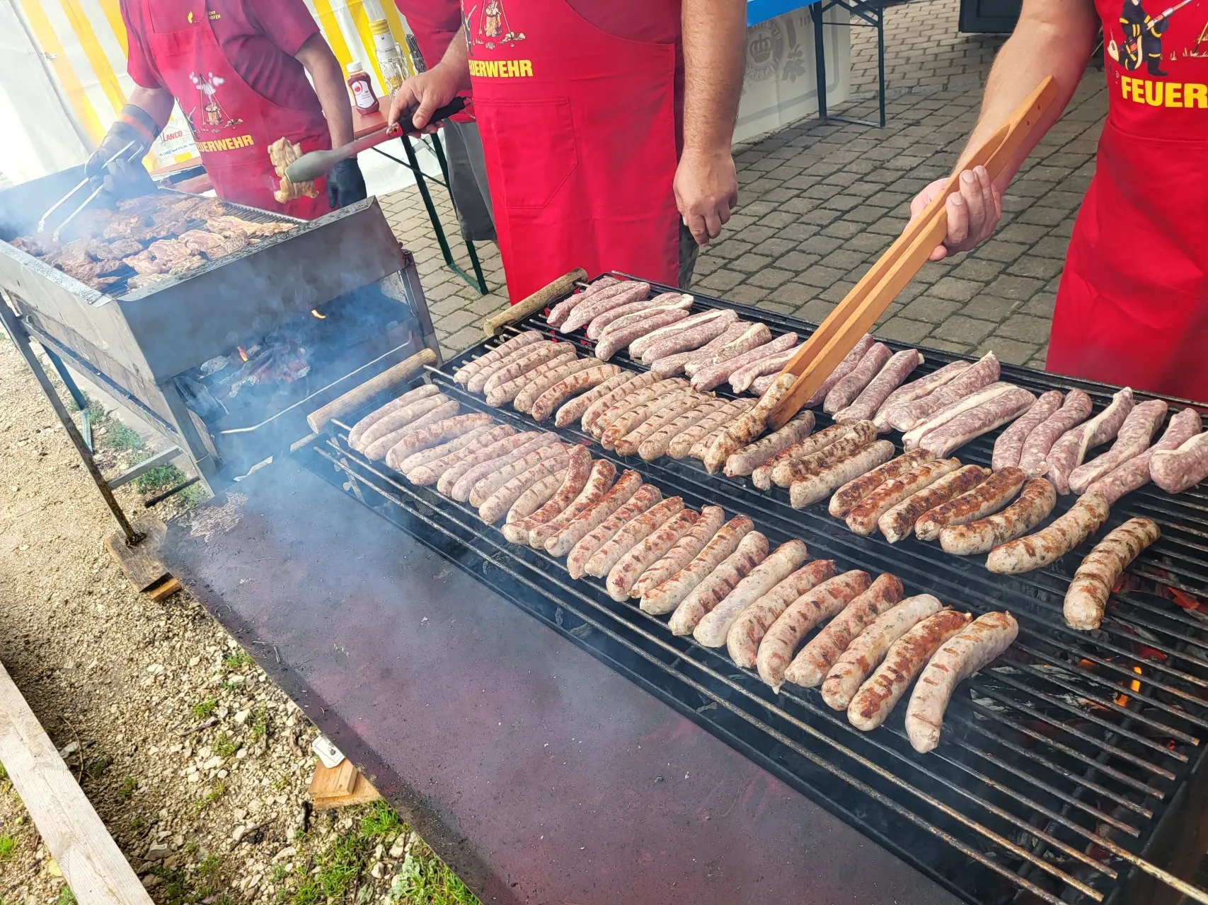 Bratwürste am Grill